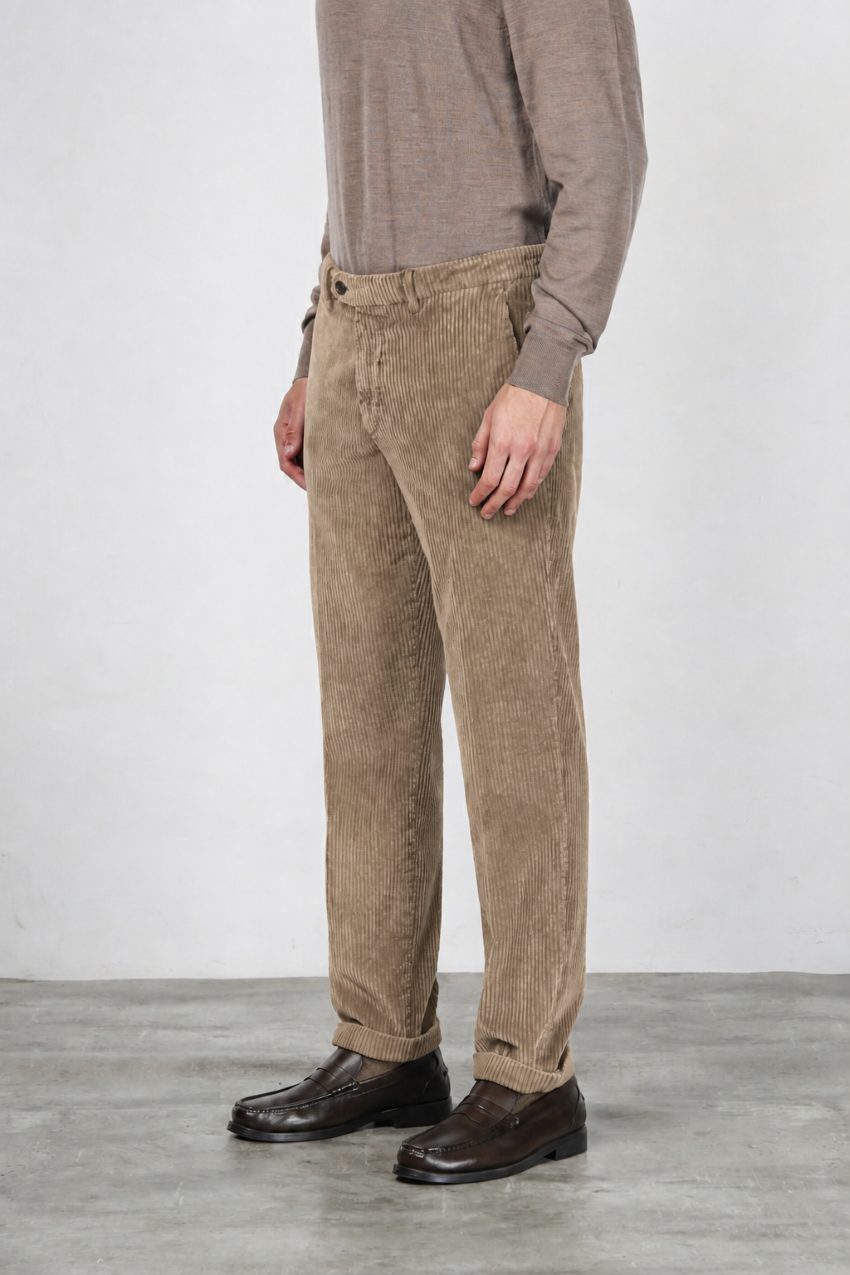 Paris pantalón chino de hombre en terciopelo de pana ancha carrot fit