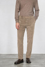 Paris pantalón chino de hombre en terciopelo de pana ancha carrot fit