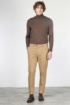 Paris men’s chino pants in stretch tricotine with carrot fit
