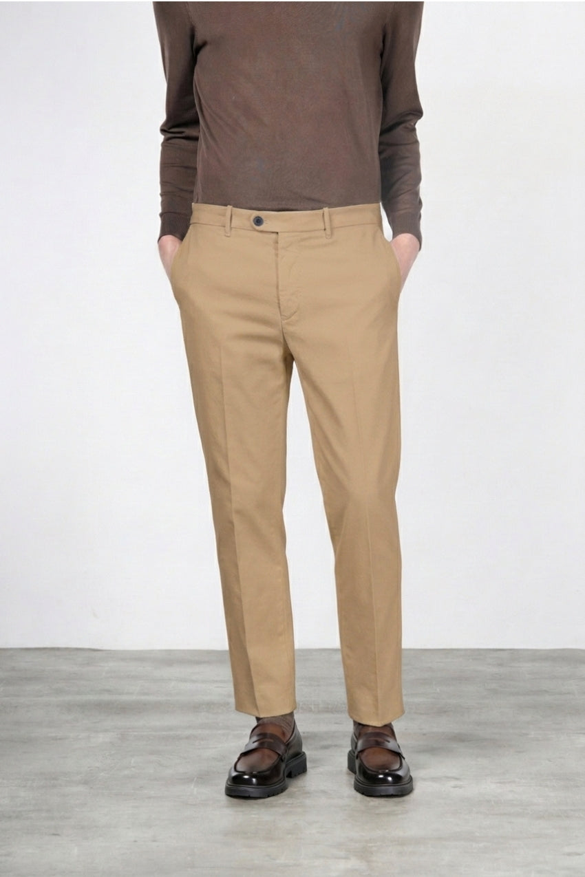 Paris men’s chino pants in stretch tricotine with carrot fit
