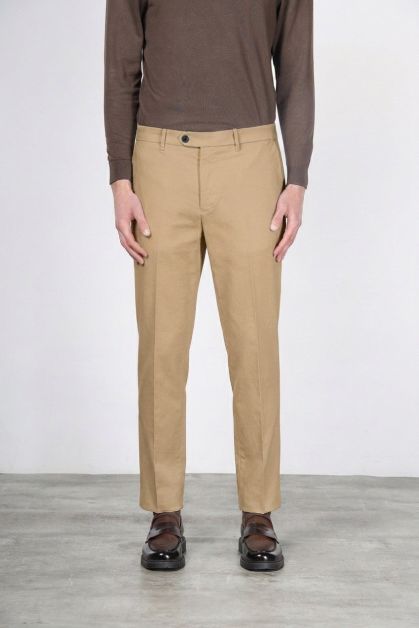 Paris men’s chino pants in stretch tricotine with carrot fit
