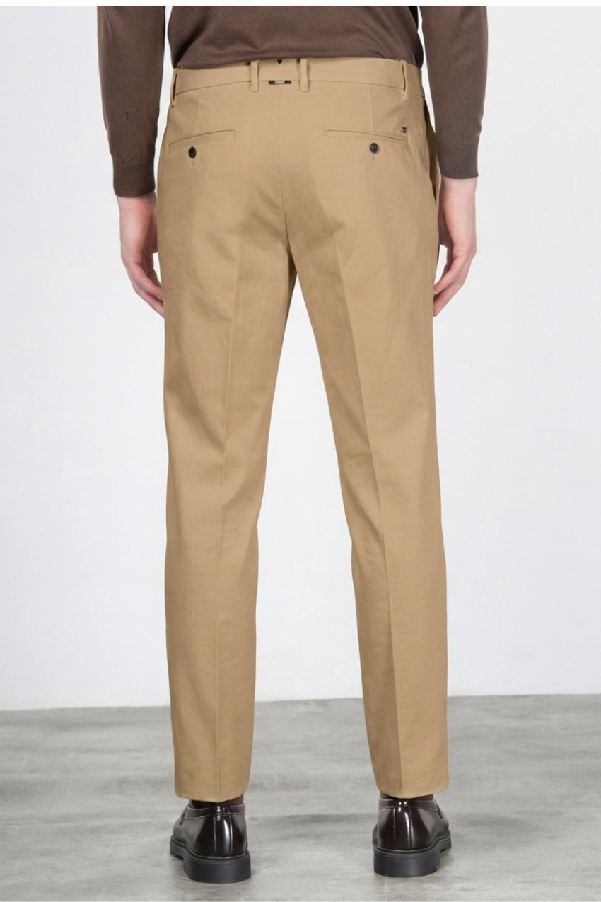 Paris men’s chino pants in stretch tricotine with carrot fit
