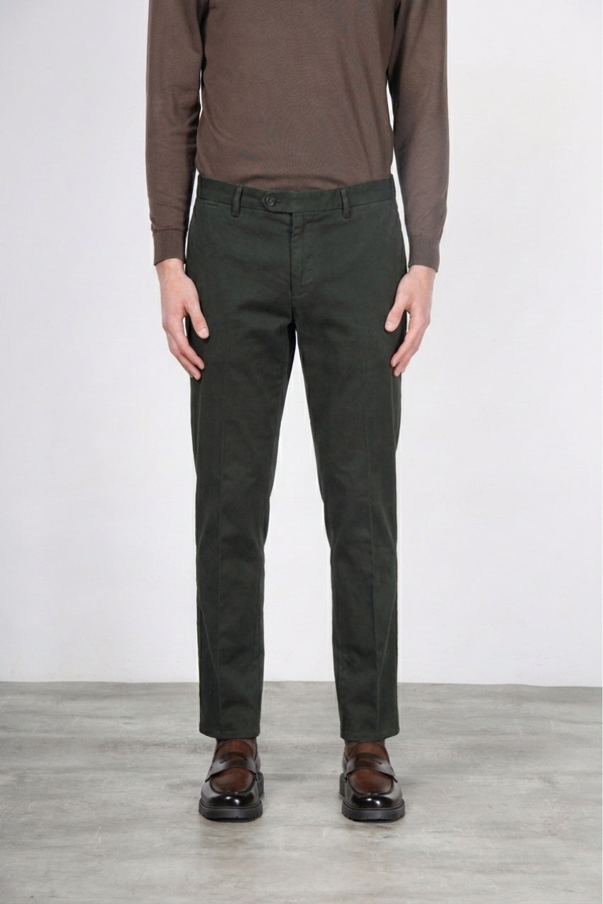 Paris men’s chino pants in stretch tricotine with carrot fit
