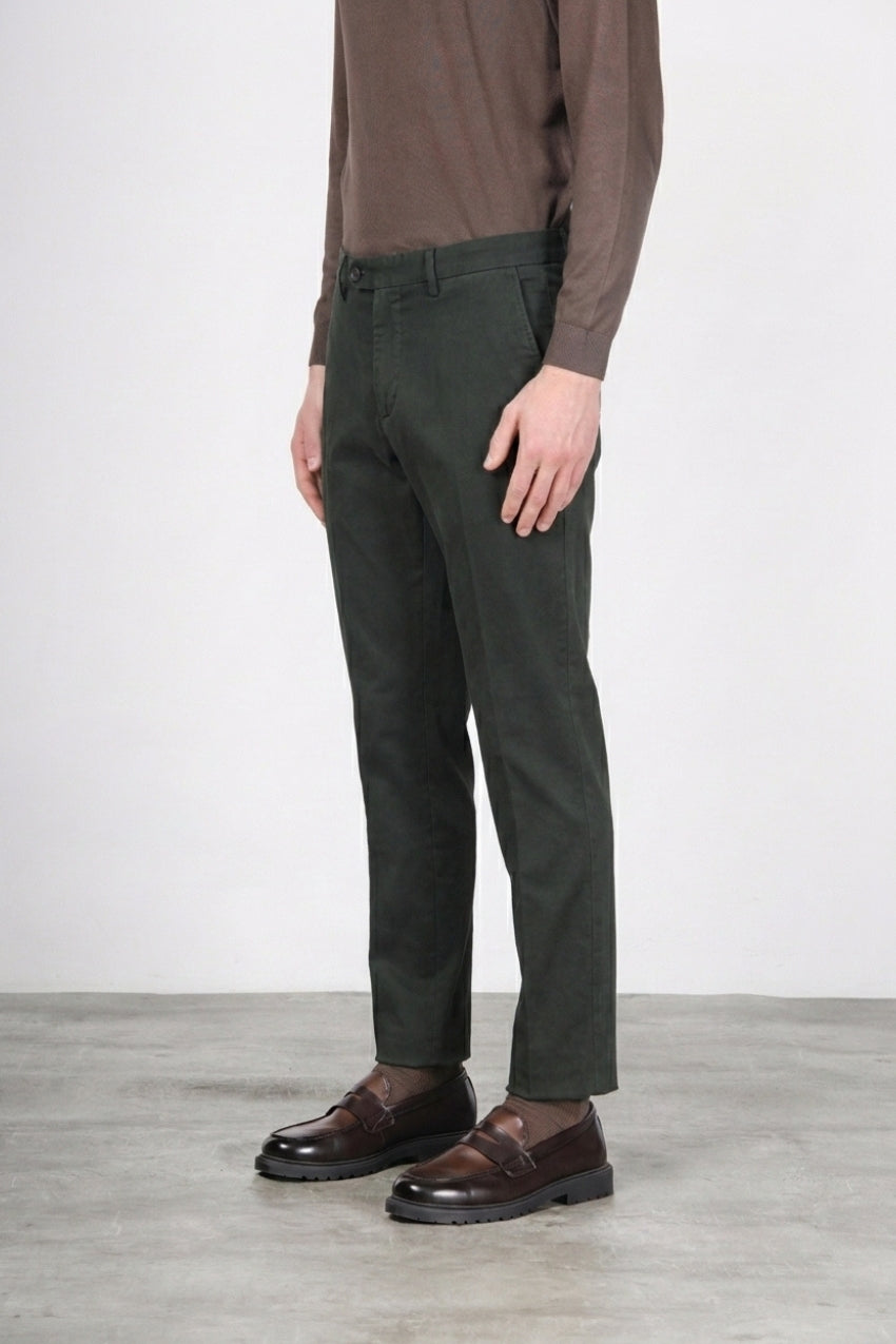 Paris men’s chino pants in stretch tricotine with carrot fit
