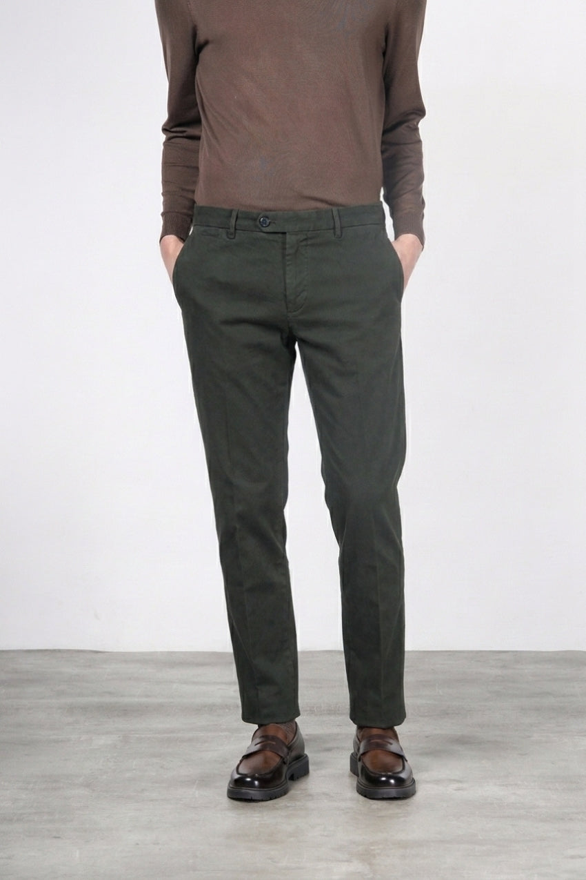 Paris men’s chino pants in stretch tricotine with carrot fit

