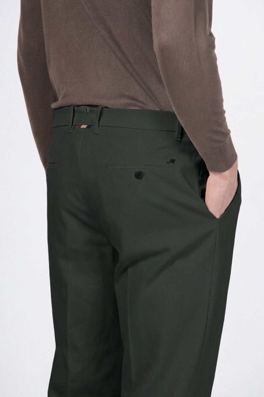 Paris men’s chino pants in stretch tricotine with carrot fit
