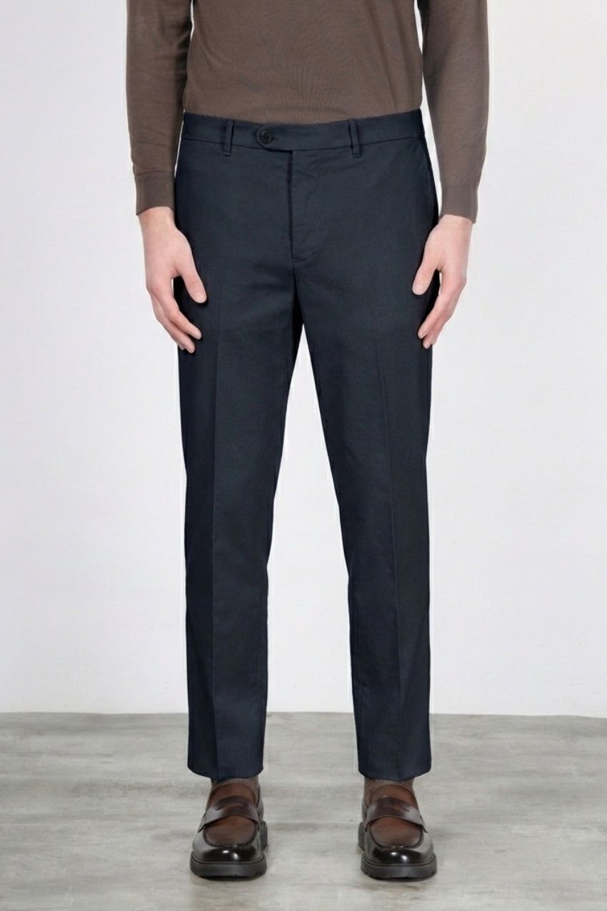 Paris men’s chino pants in stretch tricotine with carrot fit ①
