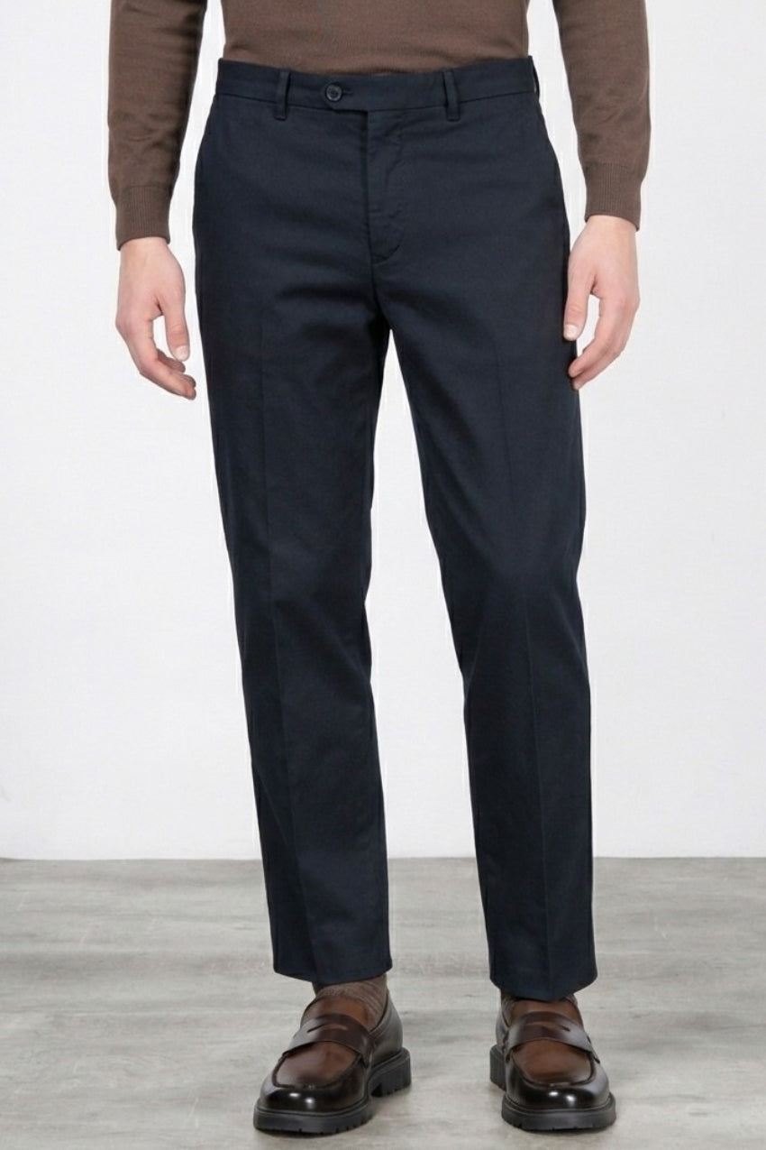 Paris men’s chino pants in stretch tricotine with carrot fit ①