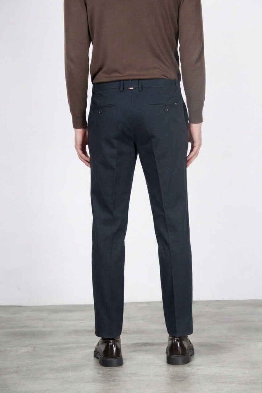 Paris men’s chino pants in stretch tricotine with carrot fit ①