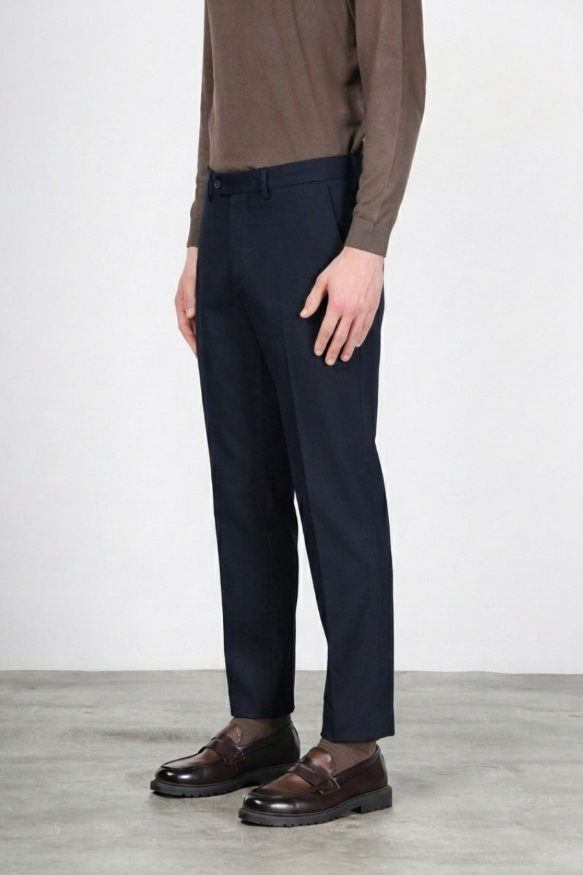 Paris men’s chino pants in stretch tricotine with carrot fit ①