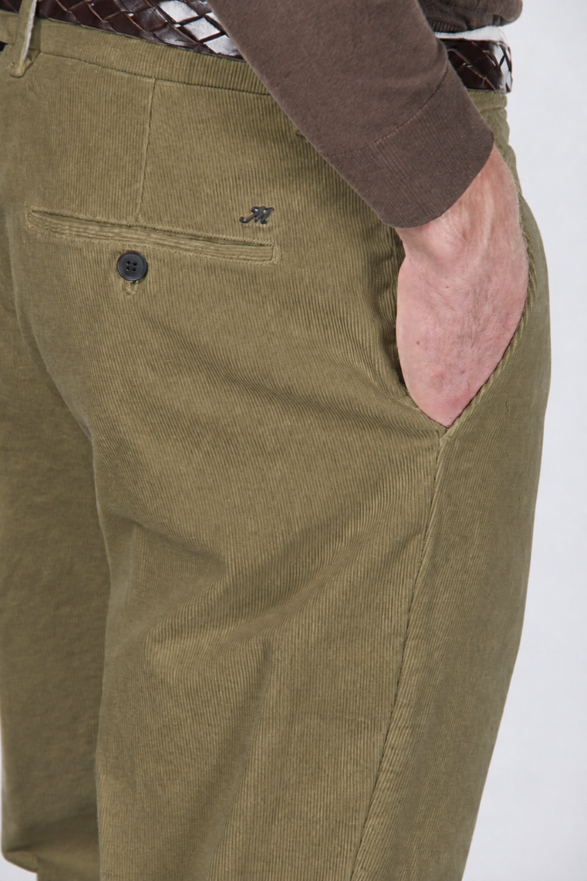 Paris Chinohose für Herren aus stretchigem 1000-Rippen-Samt mit carrot fit ①
