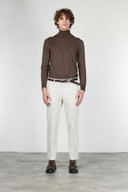Paris pantalón chino de hombre en pana stretch 1000 rayas, carrot fit ①