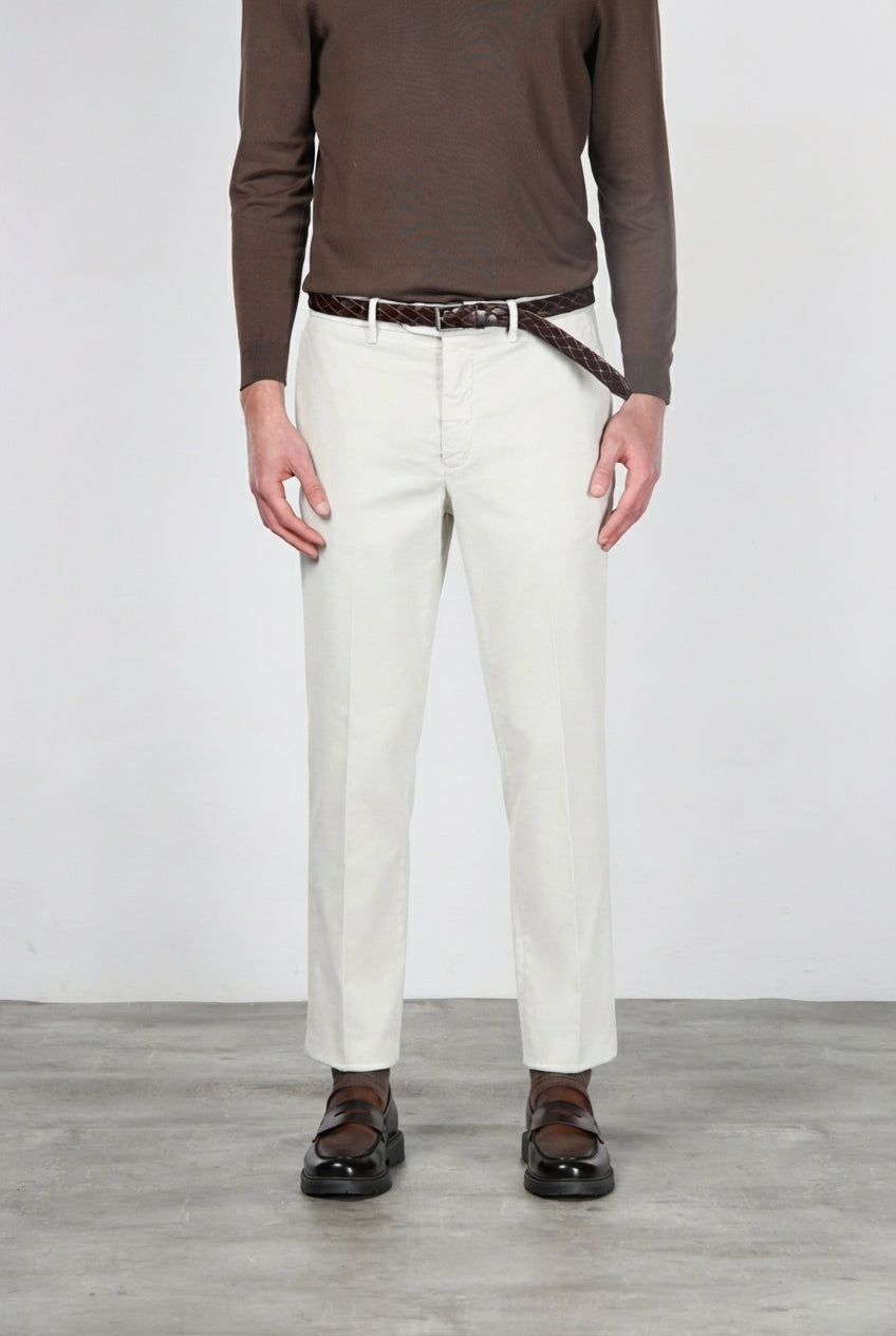 Paris pantalón chino de hombre en pana stretch 1000 rayas, carrot fit ①