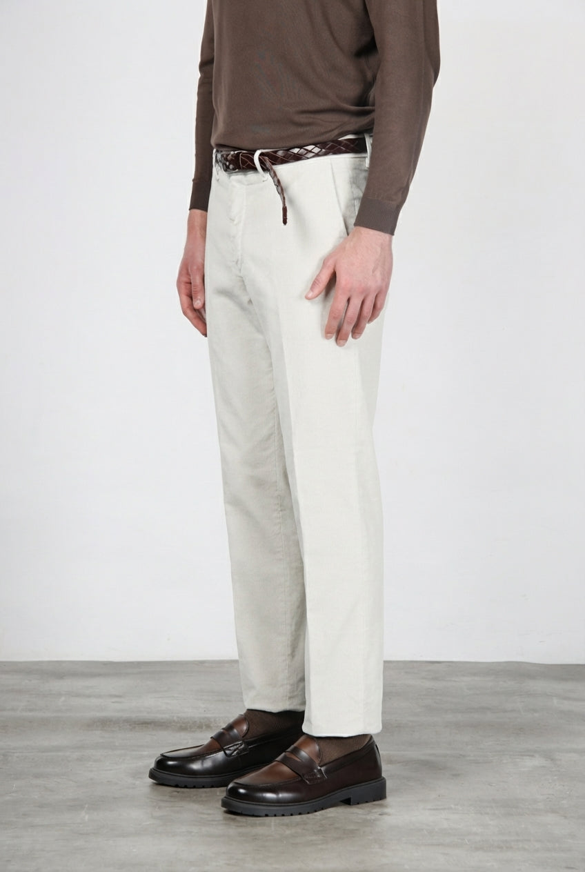 Paris pantalón chino de hombre en pana stretch 1000 rayas, carrot fit ①