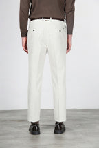 Paris pantalón chino de hombre en pana stretch 1000 rayas, carrot fit ①