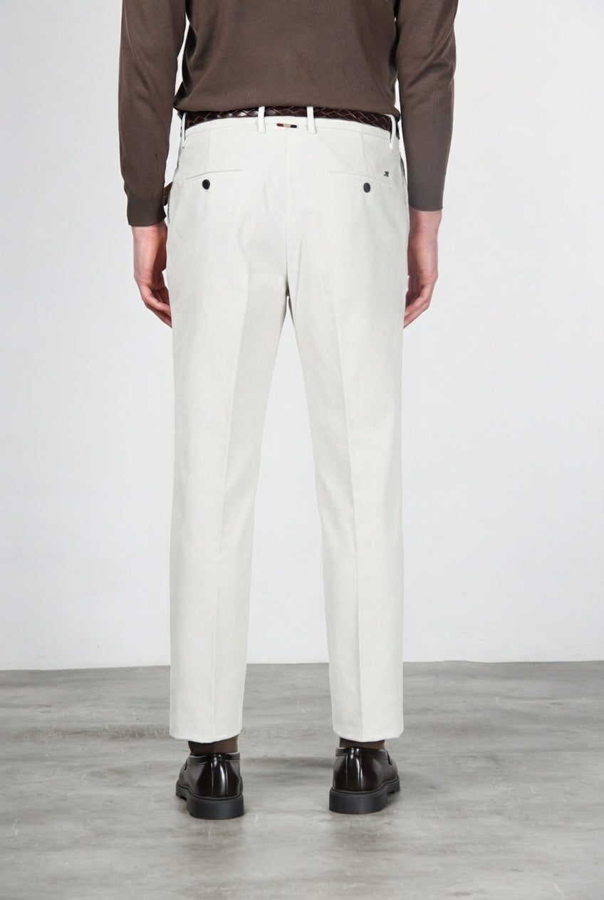 Paris pantalón chino de hombre en pana stretch 1000 rayas, carrot fit ①