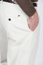 Paris pantalón chino de hombre en pana stretch 1000 rayas, carrot fit ①