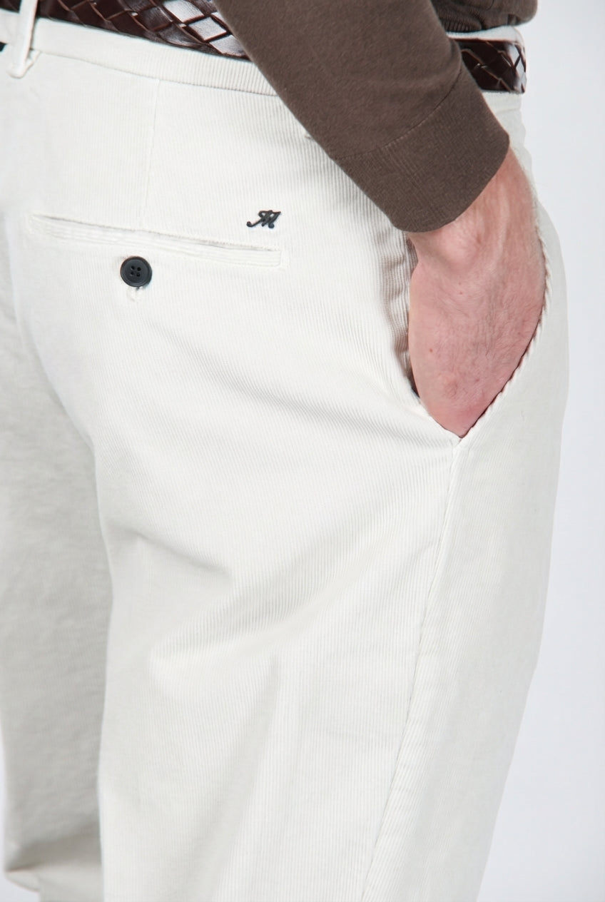 Paris pantalón chino de hombre en pana stretch 1000 rayas, carrot fit ①