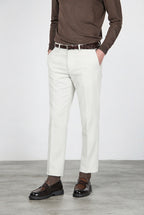 Paris pantalón chino de hombre en pana stretch 1000 rayas, carrot fit ①
