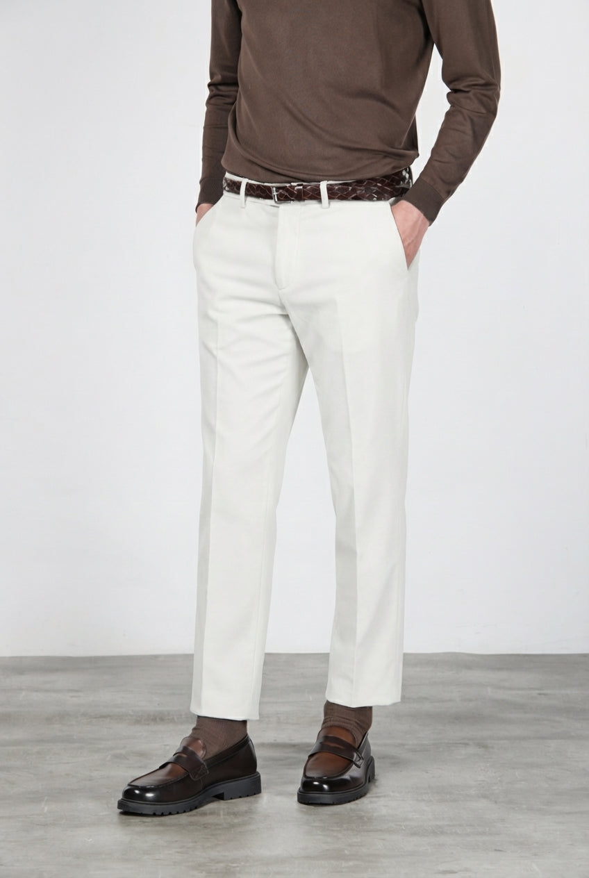 Paris pantalón chino de hombre en pana stretch 1000 rayas, carrot fit ①