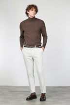 Paris pantalón chino de hombre en pana stretch 1000 rayas, carrot fit ①