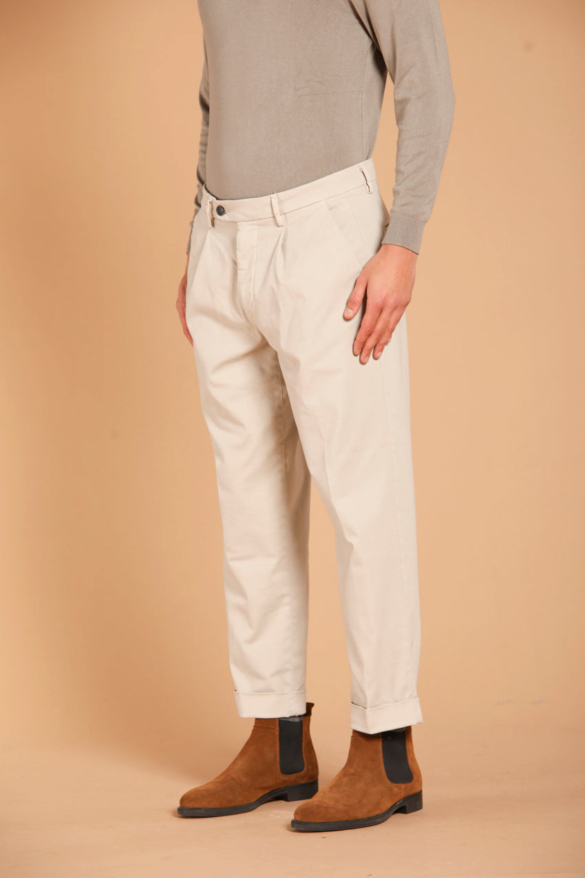 immagine 3 di pantalone chino uomo, modello Boston 1 Pinces, di colore ghiaccio, con stampa diagonale, fit regular di mason's