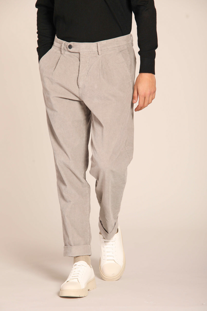 immagine 3 di pantalone chino uomo, modello Boston 1 Pinces, di colore grigio, in velluto, fit relaxed di Mason's