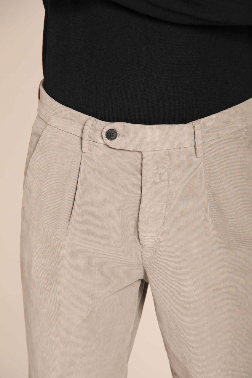 immagine 4 di pantalone chino uomo, modello Boston 1 Pinces, di colore grigio, in velluto, fit relaxed di Mason's