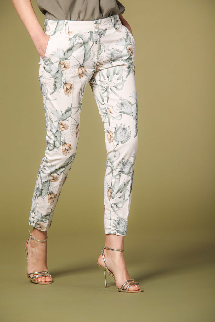 Image 1 of Women's Capri Chino Pants, Jacqueline Curvie Model, in White with Floral Print, Curvy Fit by Mason's