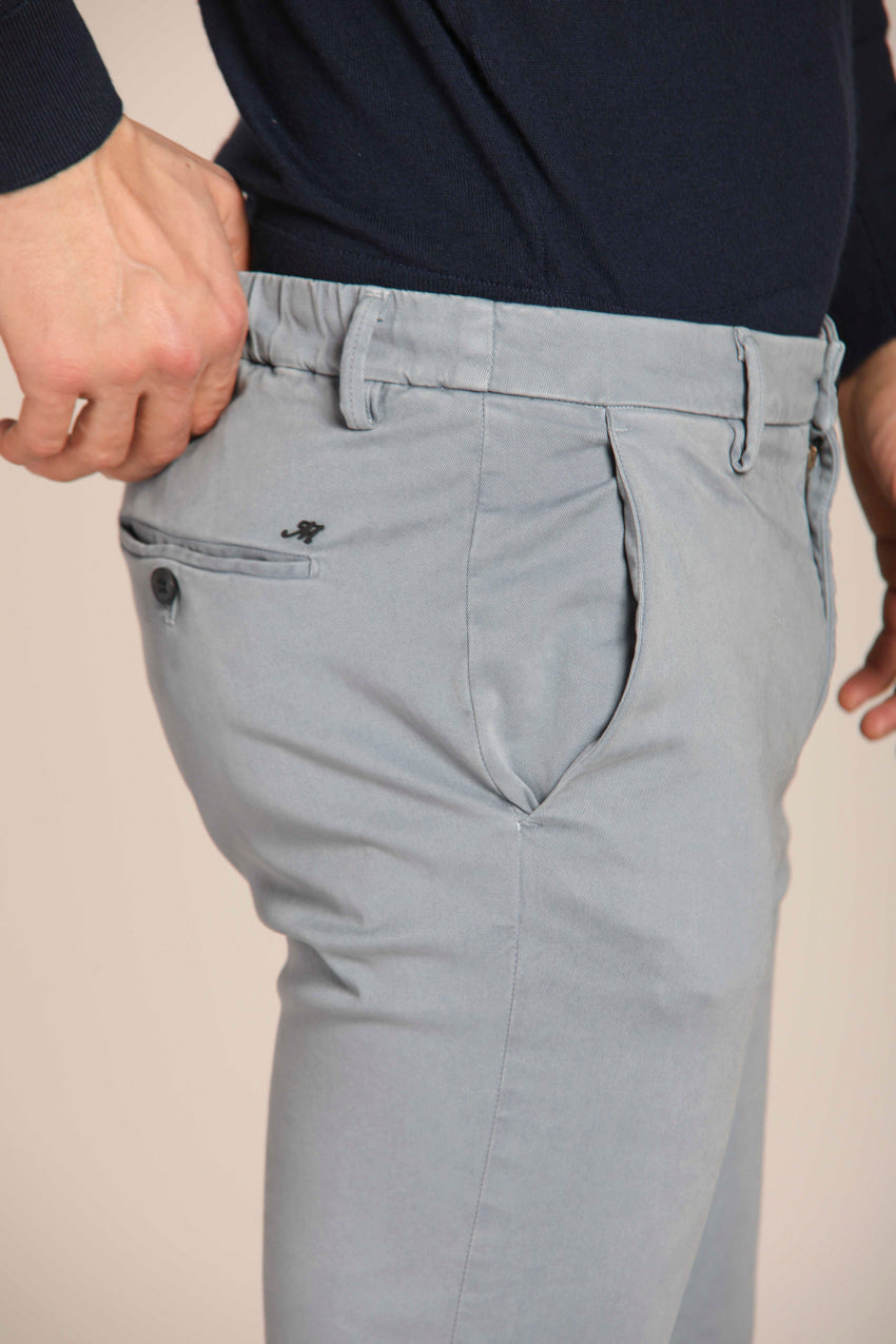 immagine 4 di pantalone chino uomo, modello Milano City String, di colore azzurro, fit extra slim di Mason's