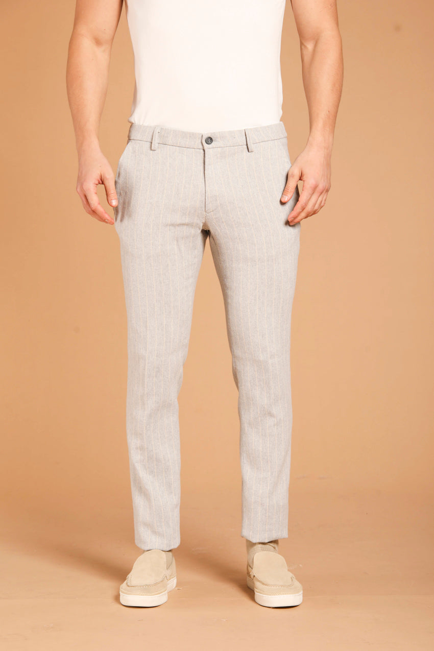 immagine 1 di pantalone chino uomo, modello Milano City String, di colore grigio, fit extra slim di Mason's