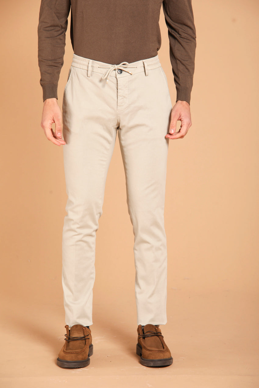 immagine 1 di pantalone chino uomo modello Milano Jogger in gabardina di colore grigio, fit extra slim di Mason's