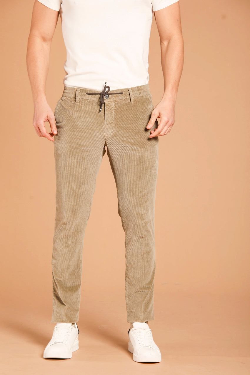 immagine 1 di pantalone chino uomo modello Milano jogger, in velluto di colore kaki, fit extra slim di Mason's