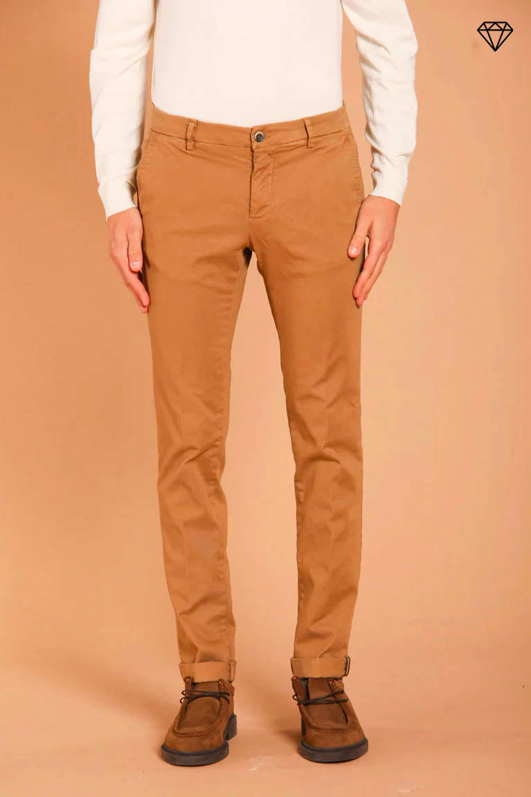 Milano pantalón chino hombre en gabardina stretch ajuste extra slim ①