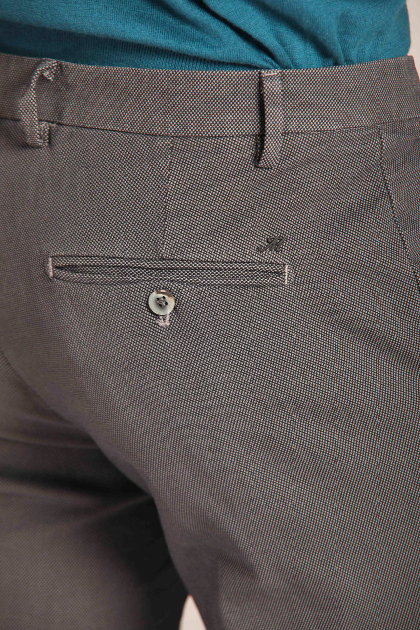 immagine 4 di pantalone chino uomo, modello Milano Style, pattern occhio di pernice, di colore grigio scuro, fit extra slim di mason's