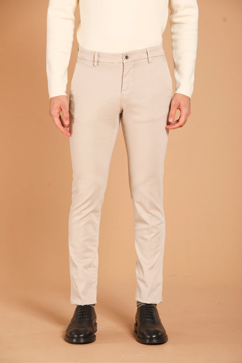 immagine 1 di pantalone chino uomo modello Milano Style, di colore sabbia, fit extra slim di Mason's