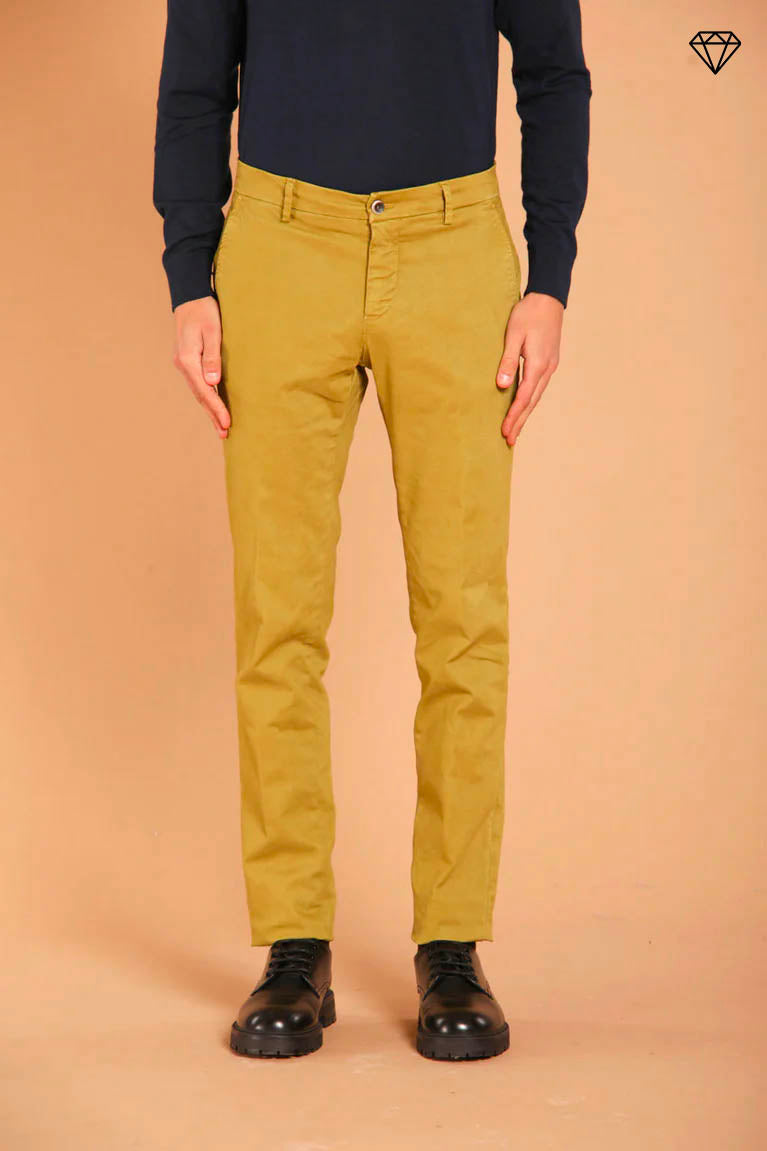 Milano pantalón chino hombre en gabardina stretch ajuste extra slim ①