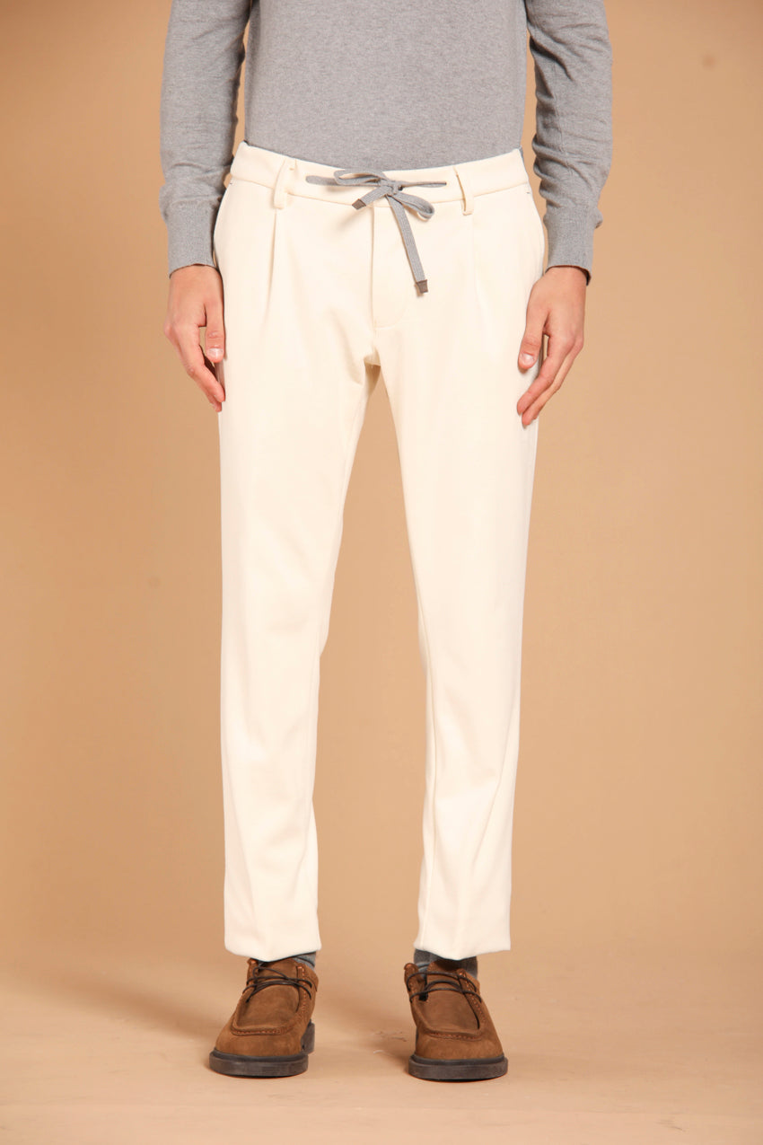 immagine 1 di pantalone chino uomo modello New York Golf 1 Pinces, di colore stucco, fit regular di mason's