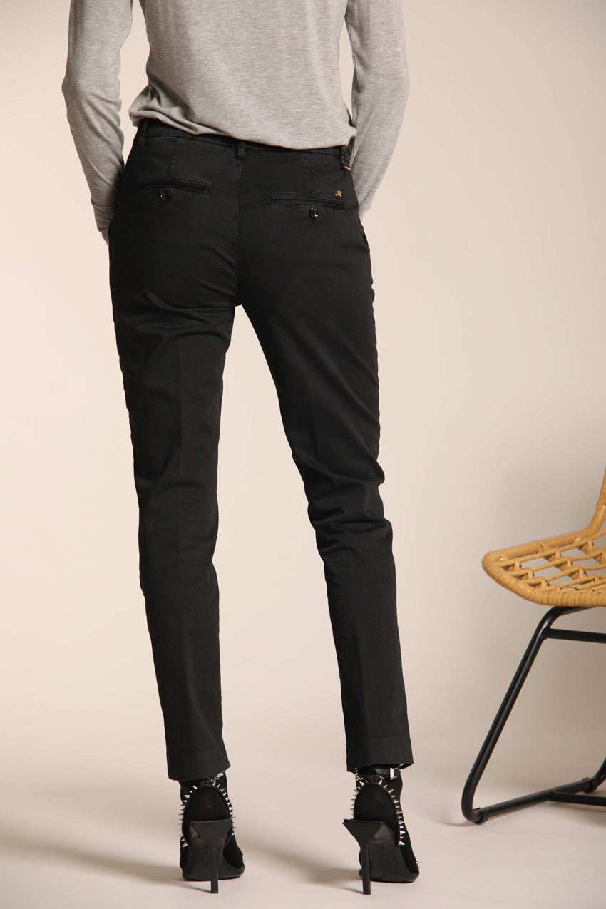 immagine 4 di pantalone chino odnna, modello New York Slim, di colore nero, in raso, fit slim di Mason's