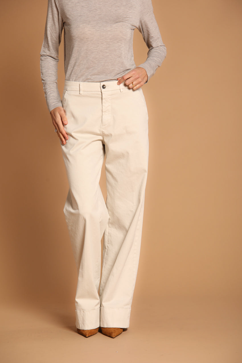 immagine 1 di pantalone chino donna, modello New York Studio, in raso di colore stucco, fit relaxed di mason's