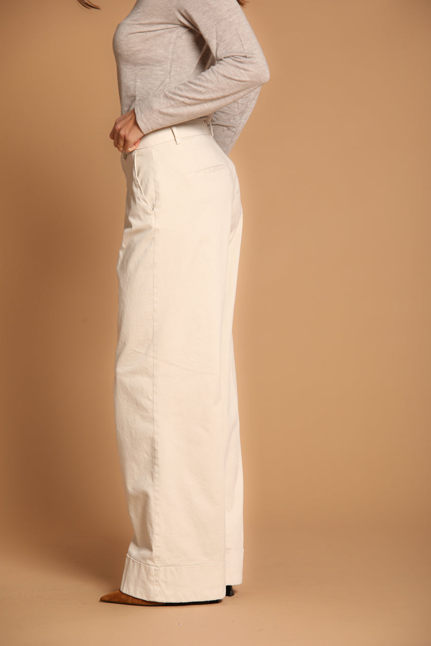 immagine 2 di pantalone chino donna, modello New York Studio, in raso di colore stucco, fit relaxed di mason's