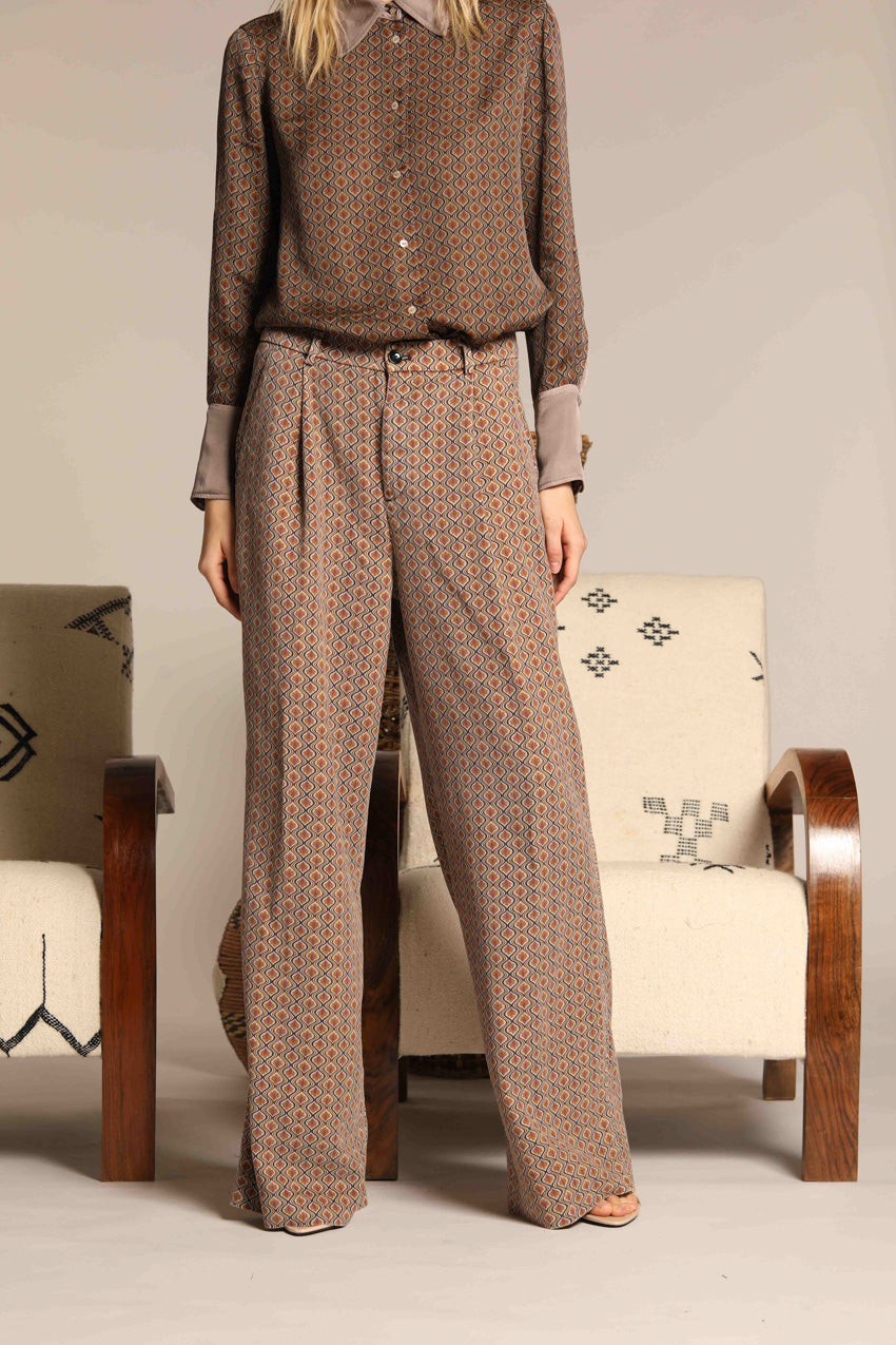 immagine 1 di pantalone chino donna, modello New York Wide Pinces, di colore stucco, con stampa decò, fit straight di mason's