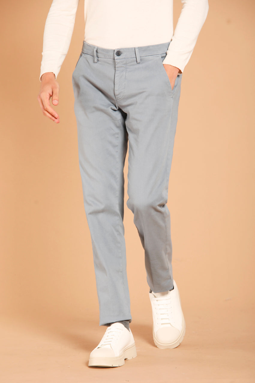 immagine 2 di pantalone chino uomo, modello Torino City String, in gabardina, di colore azzurro, fit slim di mason's