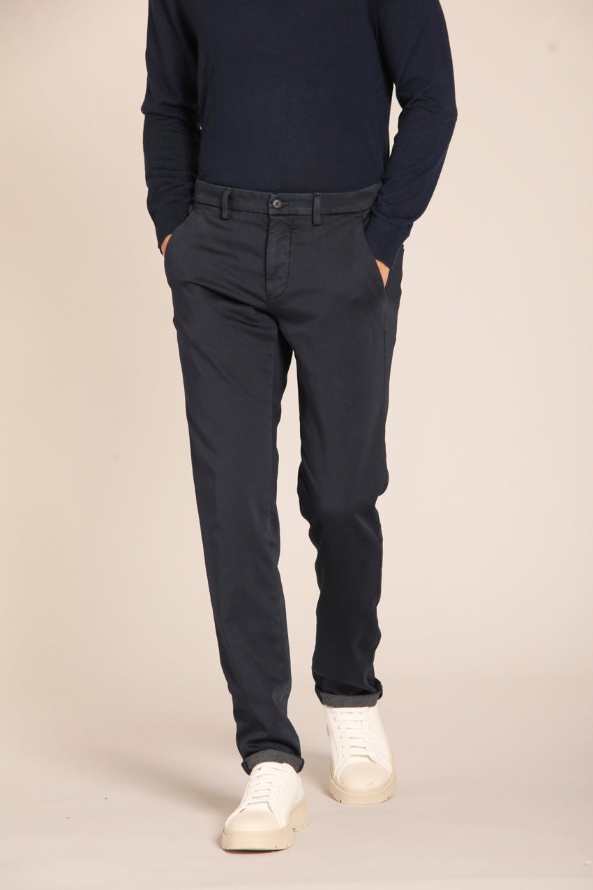 immagine 2 di pantalone chino uomo, modello Torino City String, tessuto travel di colore blu navy, fit slim di Mason's