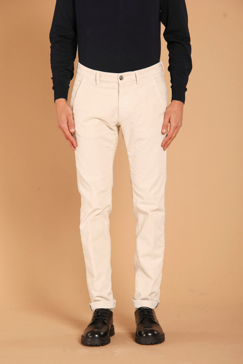 immagine 1 di pantalone chino uomo modello Torino Style, in velluto 1500 righe, di colore stucco, fit slim di mason's