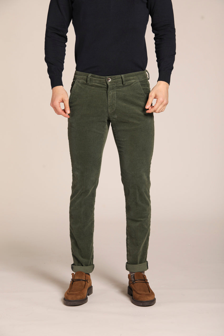 immagine 1 di pantalone chino uomo, modello Torino Style, in velluto di colore verde, fit slim di mason's