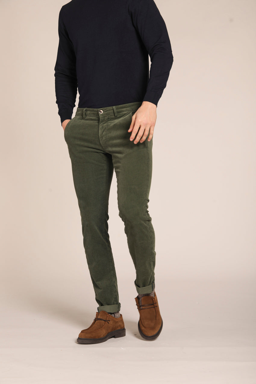 immagine 2 di pantalone chino uomo, modello Torino Style, in velluto di colore verde, fit slim di mason's