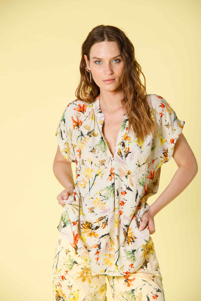 immagine 1 di camicia da donna a manica corta in popeline con pattern fiori di campo modello adele MM colore stucco di mason's 