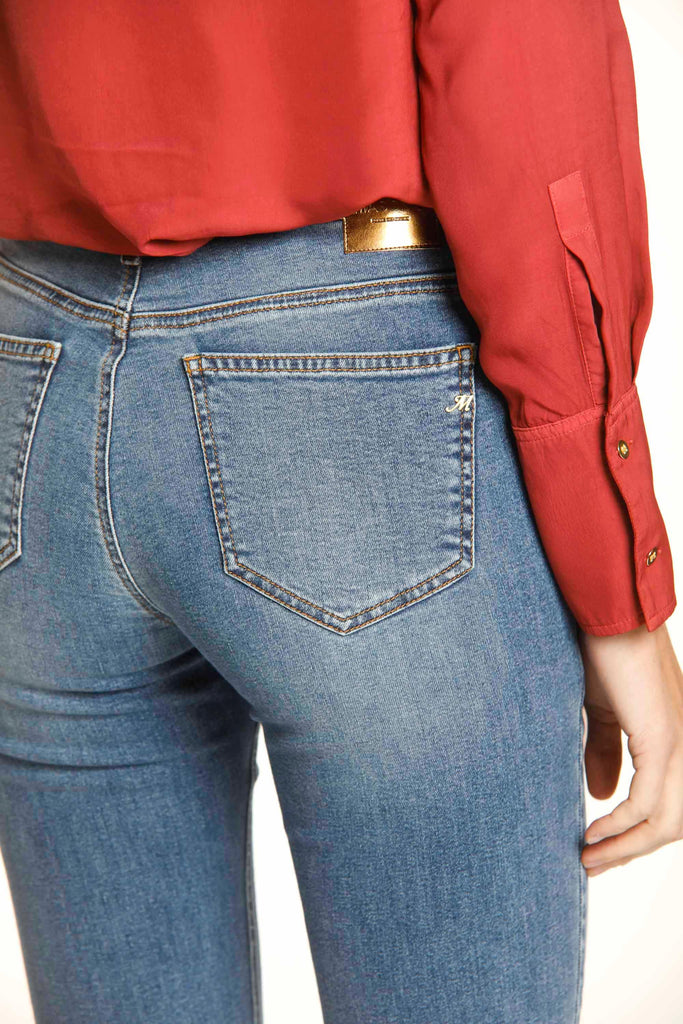 Image 4 of woman's 5-pocket pants in stretch denim colour navy blue Olivia model by Mason's 