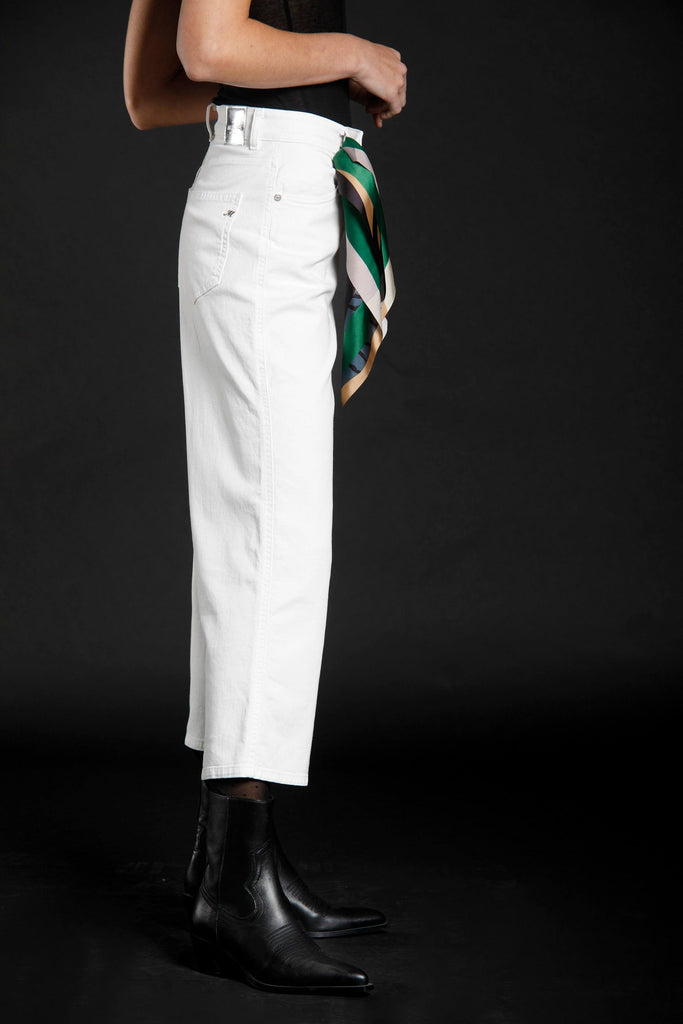 Image 3 of women's 5-pocket pants in denim milk white  Samantha model by Mason’s 
